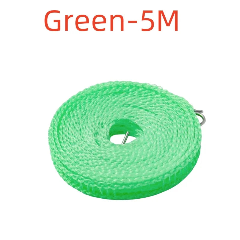 Una carrete de cuerda de nylon verde brillante de 5 metros para secar ropa al aire libre.
