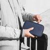 Eine Person hält eine schwarze wasserdichte RFID-blockierende Reisepass- und ID-Wallet in der Hand.