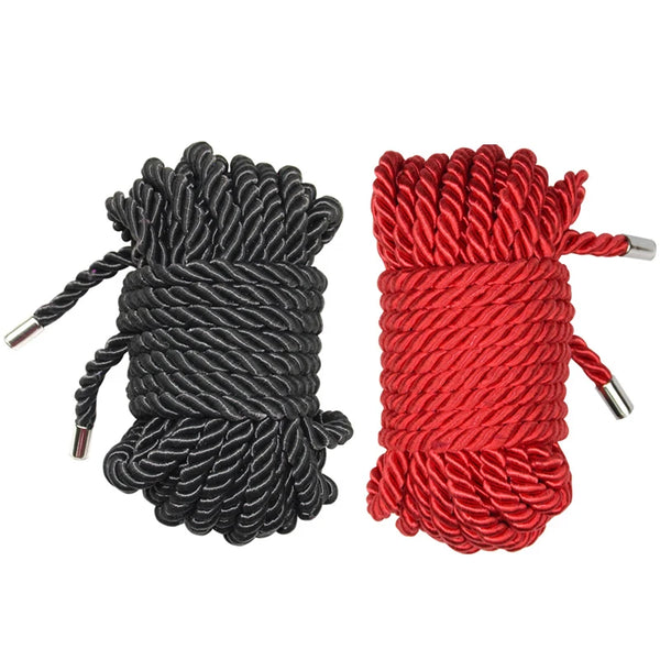 Par de cuerdas trenzadas gruesas, una negra y otra roja, para juegos de rol de bondage.
