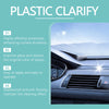 Gros plan sur un panneau d'intérieur de voiture gris foncé montrant l'application d'un produit clarifiant en plastique.