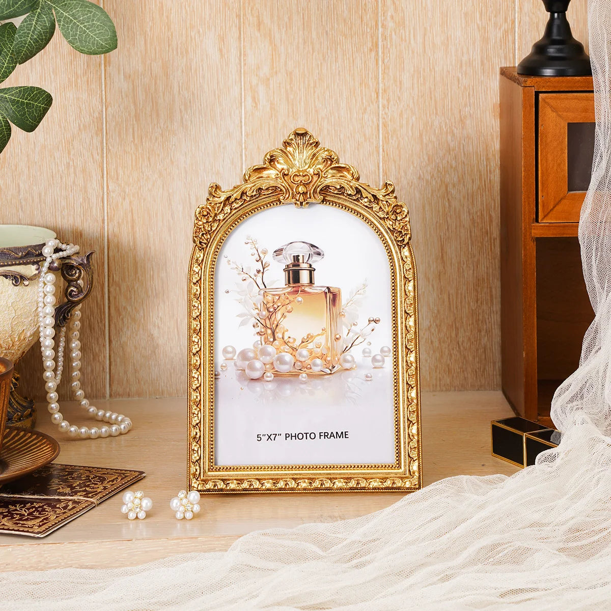 European Retro Arch Photo Frame with Golden Lace Design