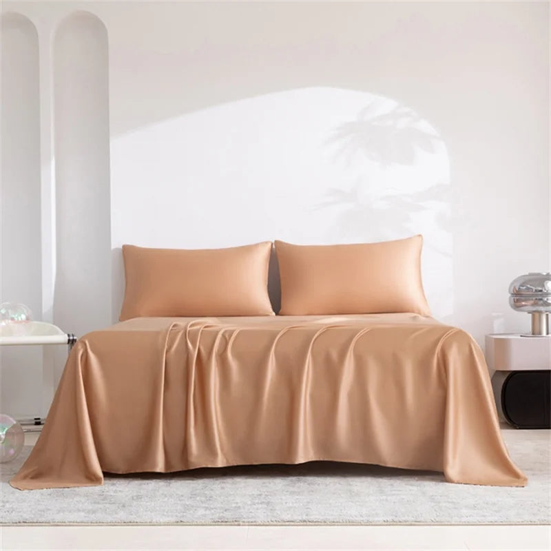 Luxuriöses braunes Bambusbettlaken-Set über einem Bett in einem hellen, minimalistischen Raum.