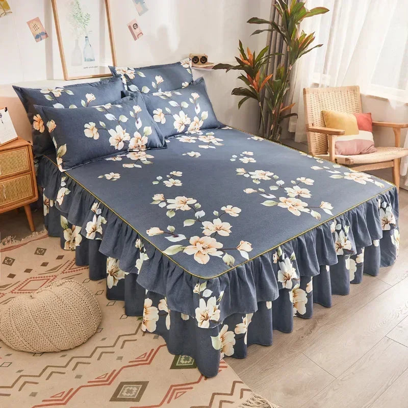 Jupe de lit bleu marine imprimée à motifs floraux blancs sur un lit.