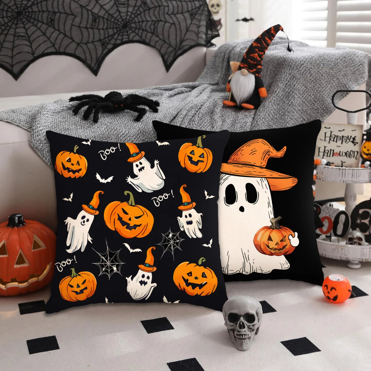 Un juego de fundas de almohada decorativas negras con temas de Halloween como calabazas, murciélagos y fantasmas.