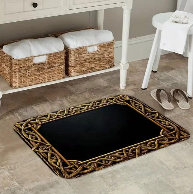 Elegentliche persische Fußmatte mit goldgewebtem Rand auf einem hellen Holzregal.