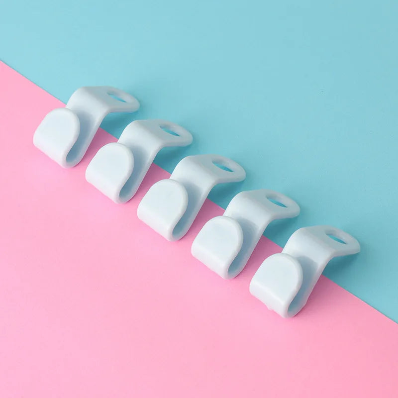 White space-saving cascading hanger connector hooks arranged diagonally on a pink and blue background.