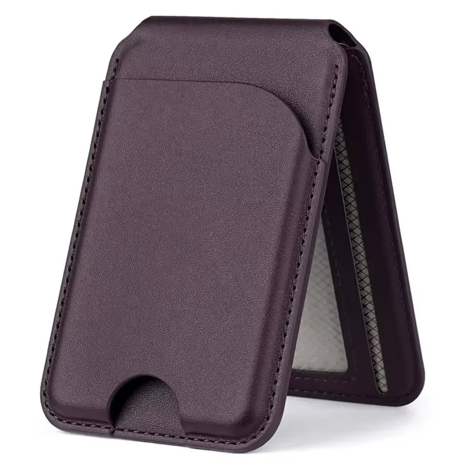 Portefeuille en cuir violet foncé MagSafe avec support réglable, vue rapprochée.
