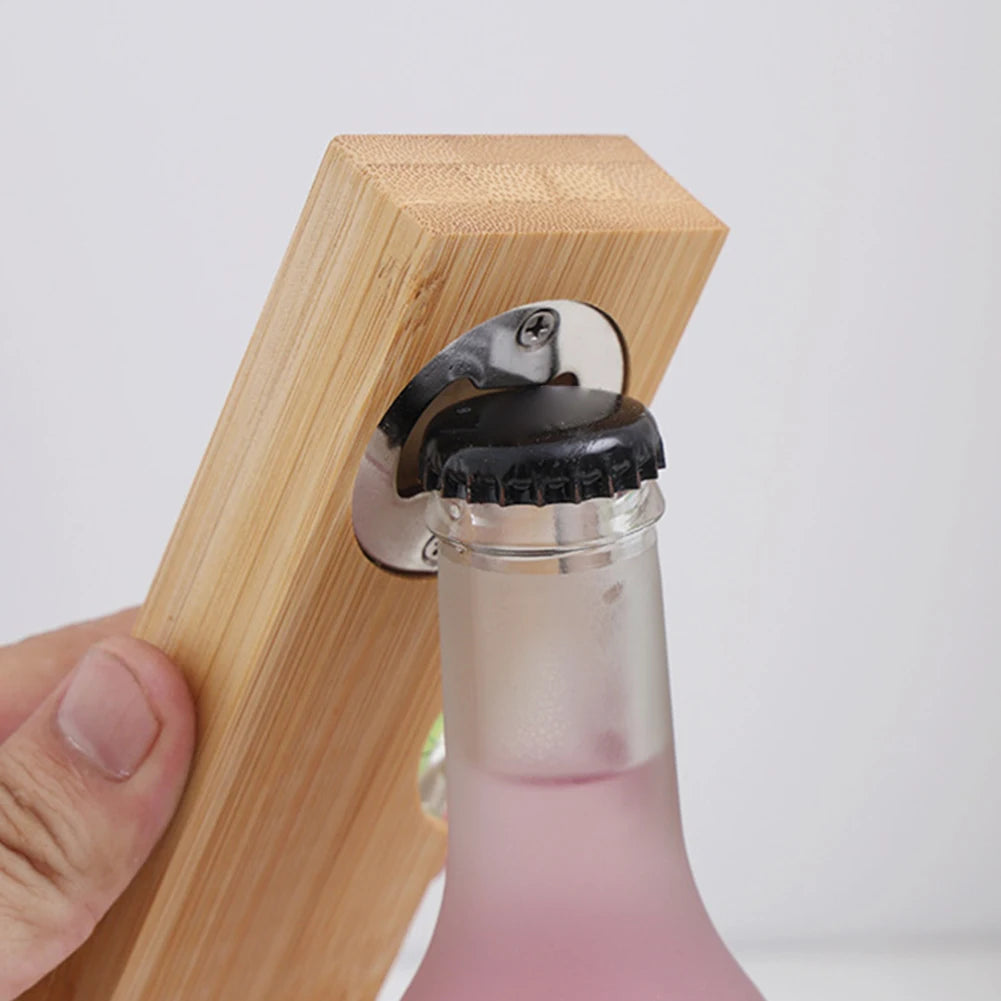 Holz-Korkenzieher mit eingebautem Spiritlevel wird gehalten, zeigt Design und Material.