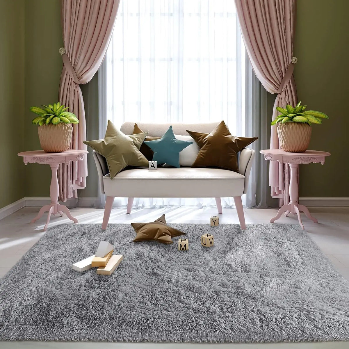 Plüschiger tiegedyed grauer Bodenläufer in einem Wohnzimmer mit rosa Akzenten und grünen Pflanzen.