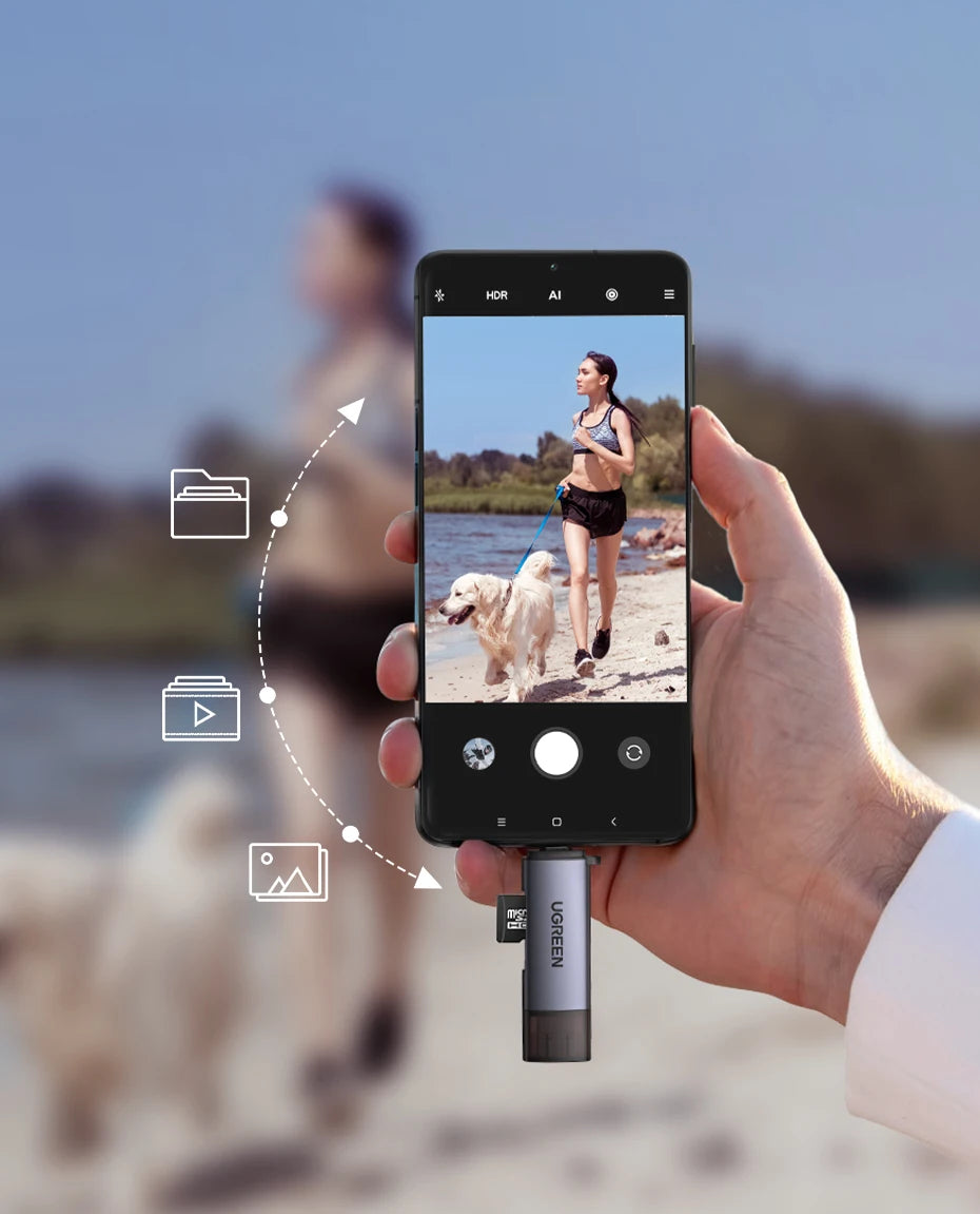 Eine Hand hält ein Smartphone, das eine Benutzeroberfläche für einen Universal-Kartenleser für SD- und TF-Speicherkarten anze