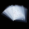 Un fan de pochettes de protection transparentes pour objets de collection et cartes, montrant une pile de pochettes en plasti
