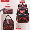 Ein Set aus drei roten, mit Graffiti-Motiven verzierten Schulranzen, darunter ein Rucksack und zwei Bleistifteinzelkästen, au