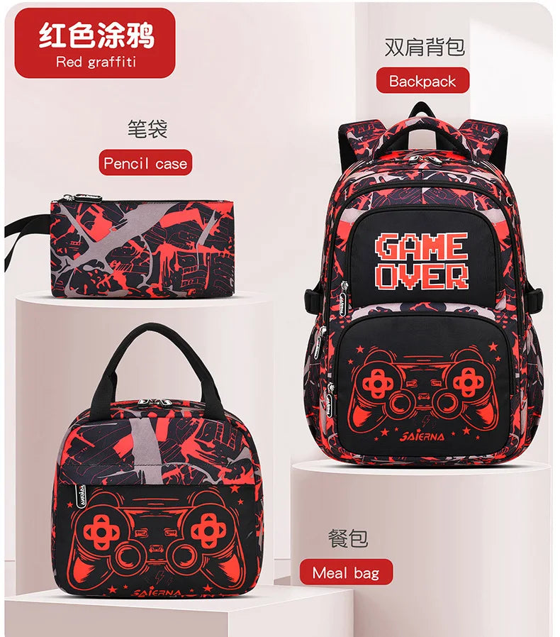 Ein Set aus drei roten, mit Graffiti-Motiven verzierten Schulranzen, darunter ein Rucksack und zwei Bleistifteinzelkästen, au