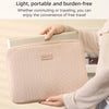 Una persona sostiene una funda protectora rosa claro para una laptop, demostrando su portabilidad y comodidad.