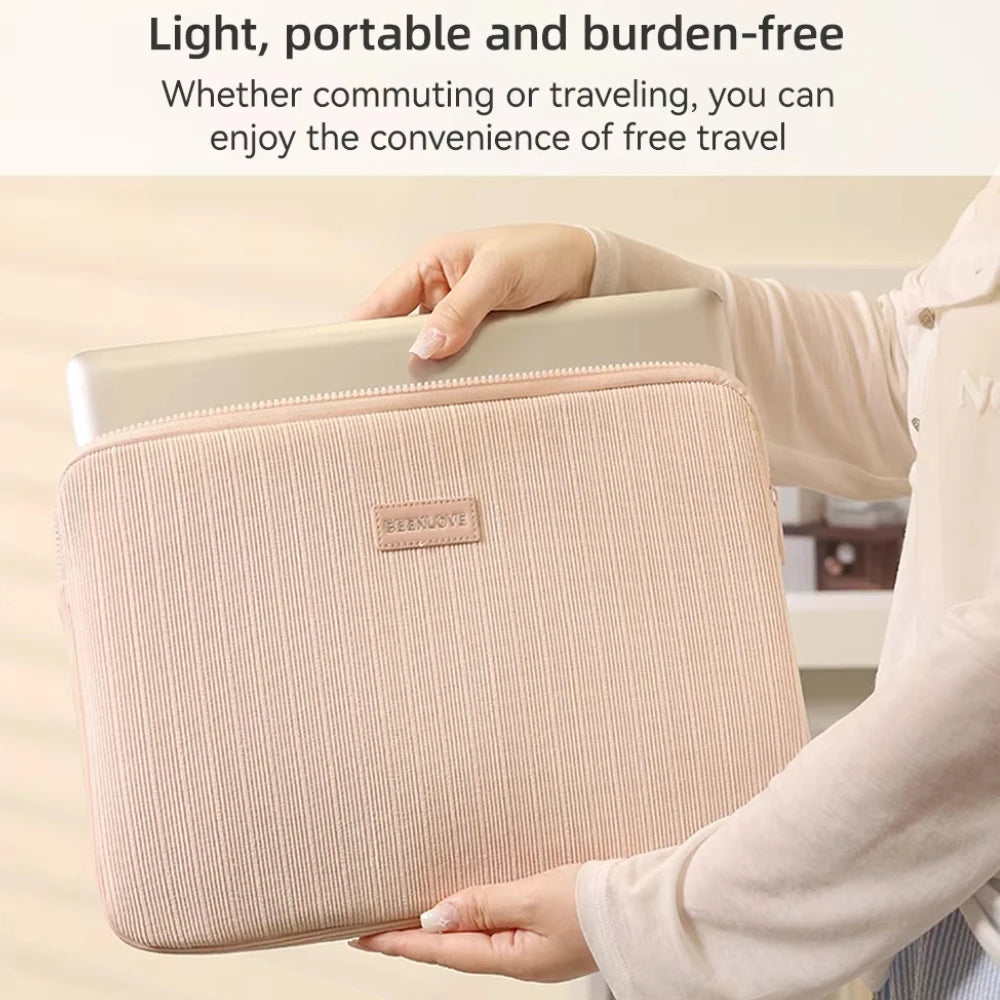 Una persona sostiene una funda protectora rosa claro para una laptop, demostrando su portabilidad y comodidad.