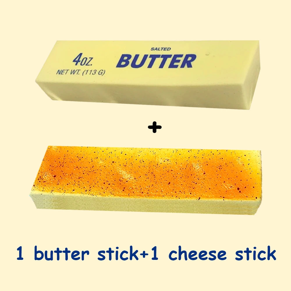 Eine gelbe gesalzene Butterstange und eine Käse-Stange sind neben einem Produktlabel zu sehen.