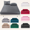 Ein Set aus drei Satin-Bett- und Kissenbezügen in verschiedenen Grautönen, Rot, Pink, Blau und Grün.