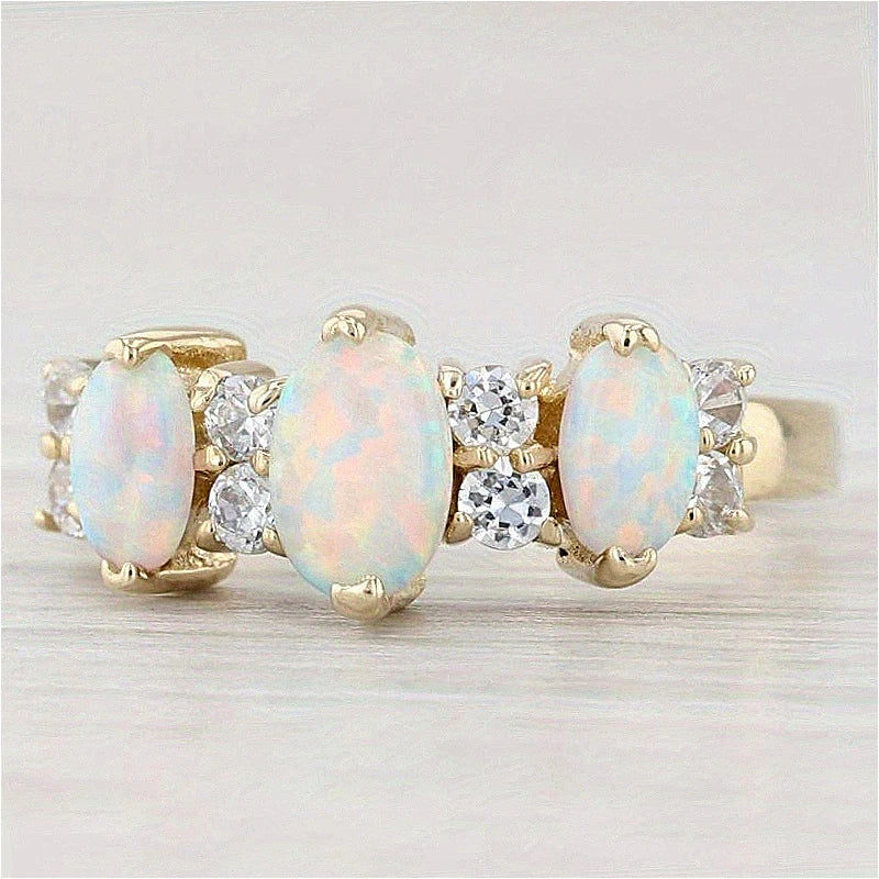 Bague ovale en opale synthétique plaquée or, avec des pierres d'opale blanche et des diamants clairs accent