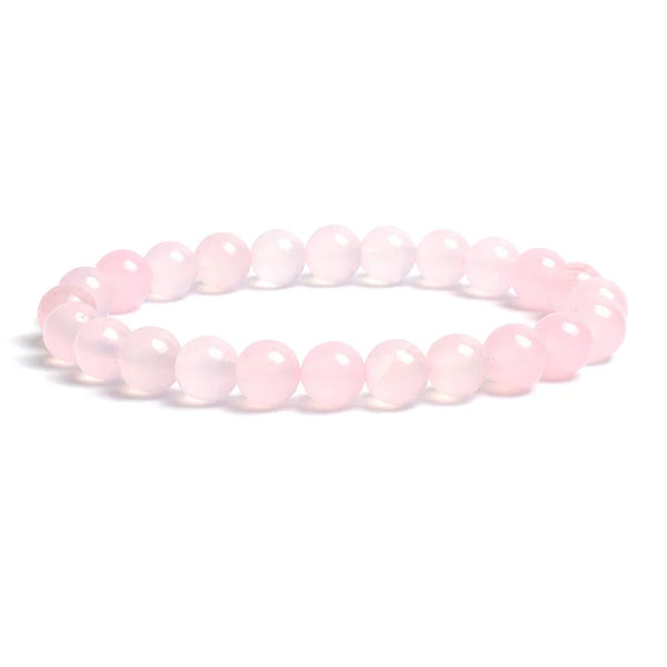 Una pulsera hecha de pequeñas cuentas de piedra natural rosada y redonda.