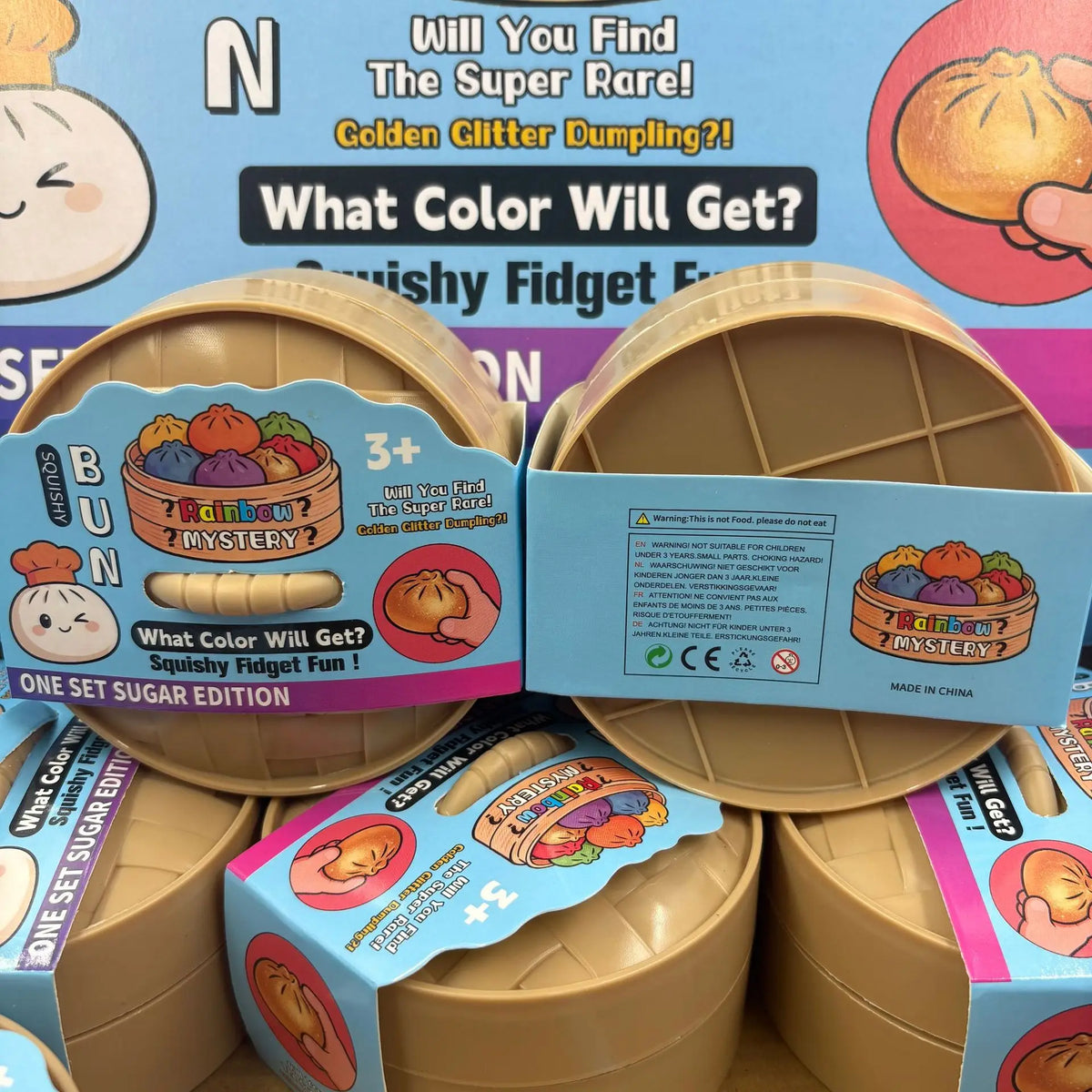 Eine Box mit quetschbaren Fidget-Lebensmittelt toys in verschiedenen Farben und Verpackung.
