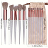 Ein Set luxuriöser veganer Make-up-Pinsel in verschiedenen Schattierungen und Größen auf beigem Stoffhintergrund.
