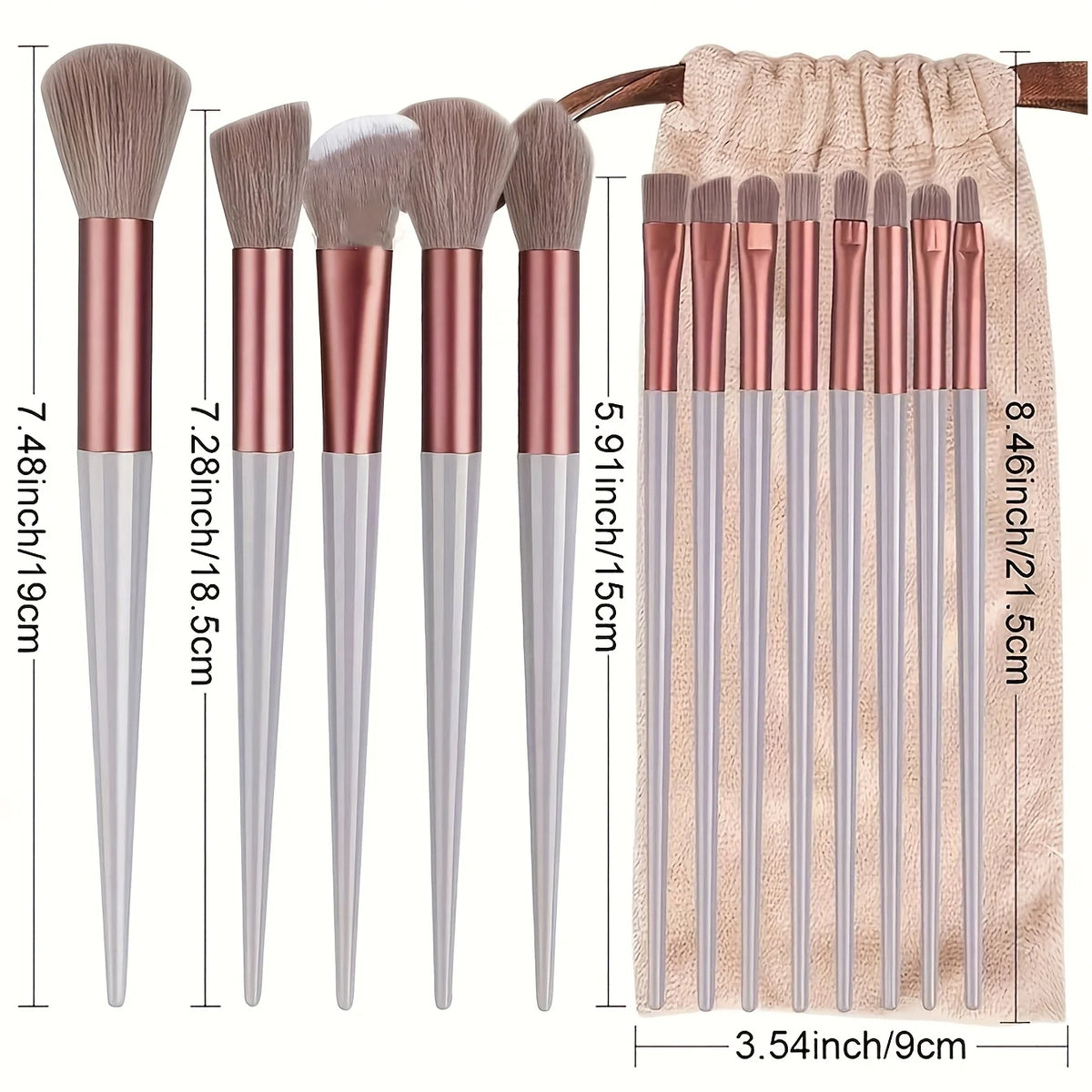 Ein Set luxuriöser veganer Make-up-Pinsel in verschiedenen Schattierungen und Größen auf beigem Stoffhintergrund.