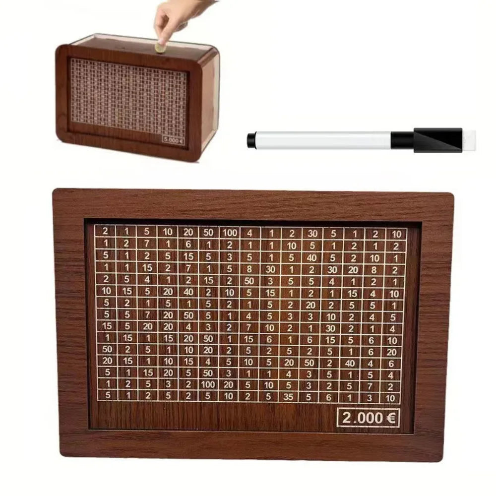 Une tirelire en bois avec un panneau transparent et une tige argentée, affichant le montant de 2000 €