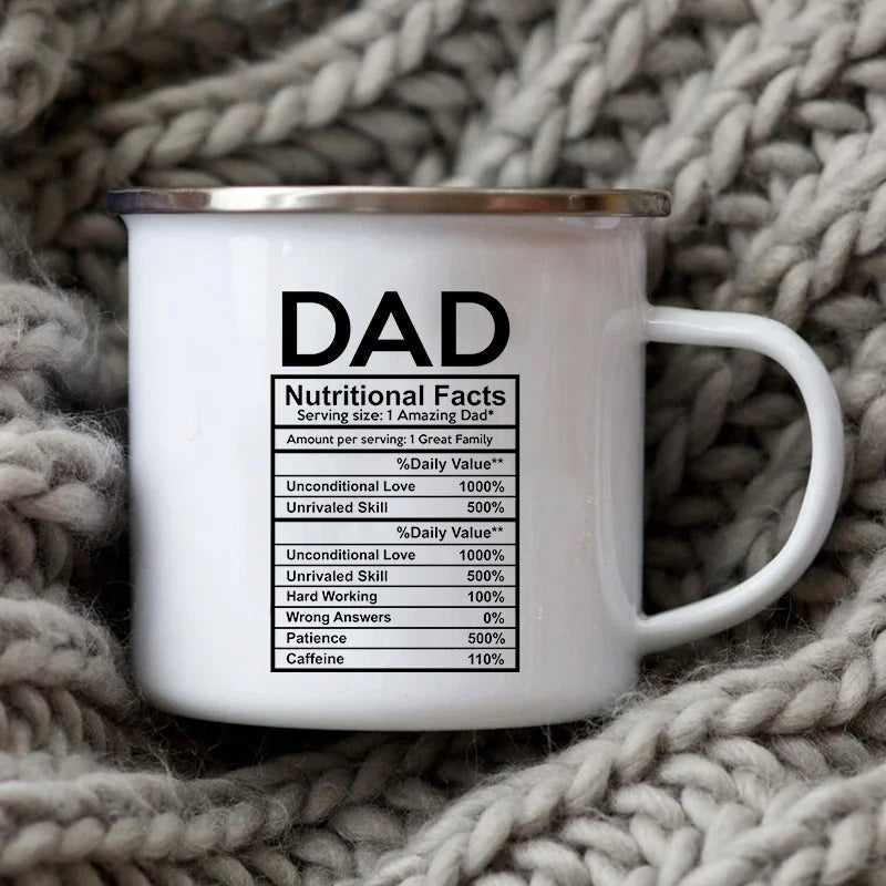 Tasse à café en émail blanc avec rebord argenté et texte noir indiquant les faits nutritionnels pour Papa.