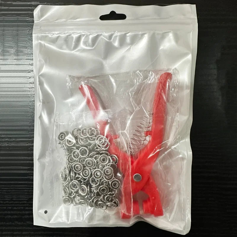 Una bolsa de plástico transparente contiene un juego de pinzas de hebilla de cinco garras rojas para ropa y bolsos.