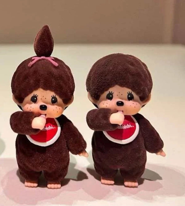 Un par de muñecas de caja de caza hechas a mano con pelaje marrón oscuro y detalles rosados.