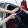 Mains installent des joints noirs dans une portière de voiture pour l'insonorisation et la prévention des chocs.