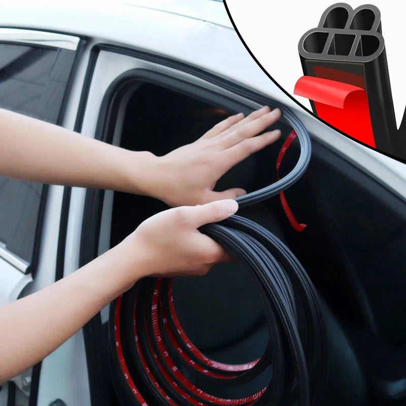 Mains installent des joints noirs dans une portière de voiture pour l'insonorisation et la prévention des chocs.