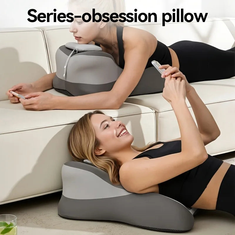 Une femme utilise un oreiller obsession gris pour le soutien en se relaxant sur un canapé.