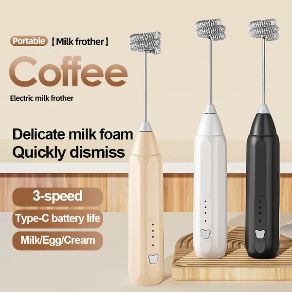 Un ensemble de trois mousseurs électriques portables beige, blanc et noir sont exposés sur une surface en bois.