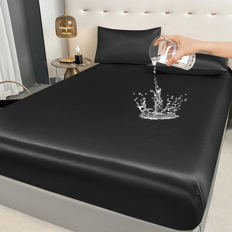 Eine schwarze, eng anliegende Matratzenhülle auf einem Bett, wobei Wasser auf den Stoff gießt.