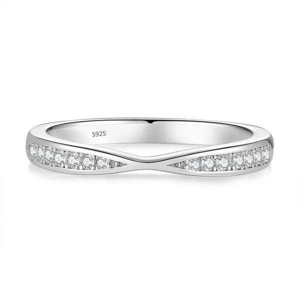 Nahaufnahme eines Sterlingsilber-Eherings mit Diamantpavé und einem passenden Ring im Pavé-Design