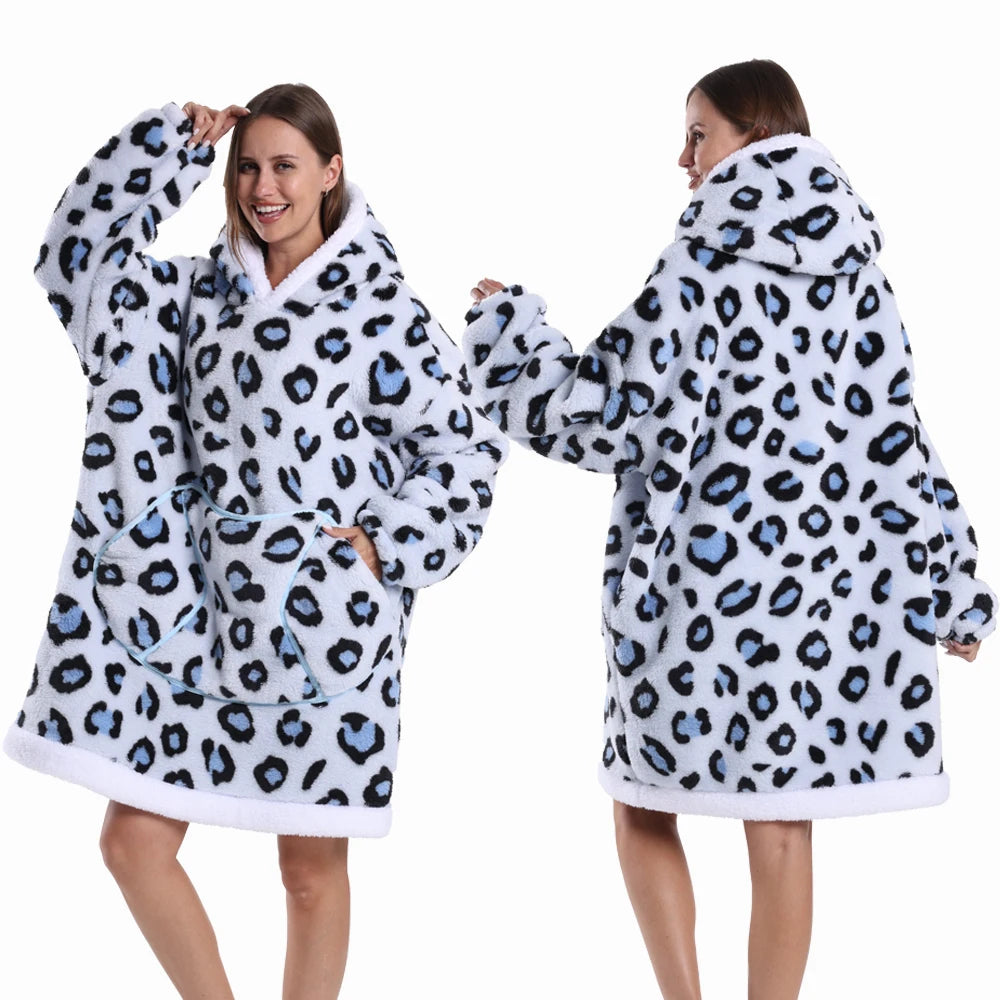 Eine Frau modelliert einen Oversized-Fleece-Hoodie mit Leopardenmuster in Weiß und Schwarz mit Kapuze.