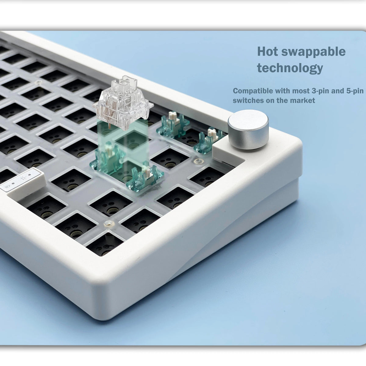 Teclado mecánico blanco con switches intercambiables y luces RGB.