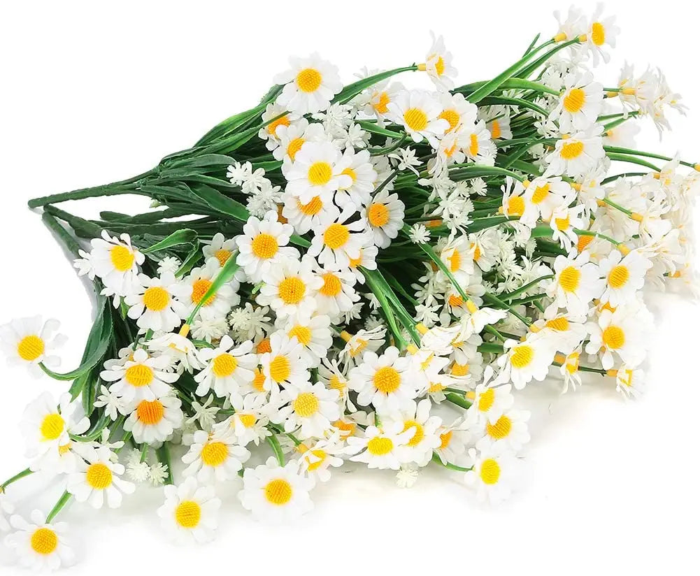 Ein Strauß weißer und gelber künstlicher Margeriten zur Dekoration drinnen und draußen.