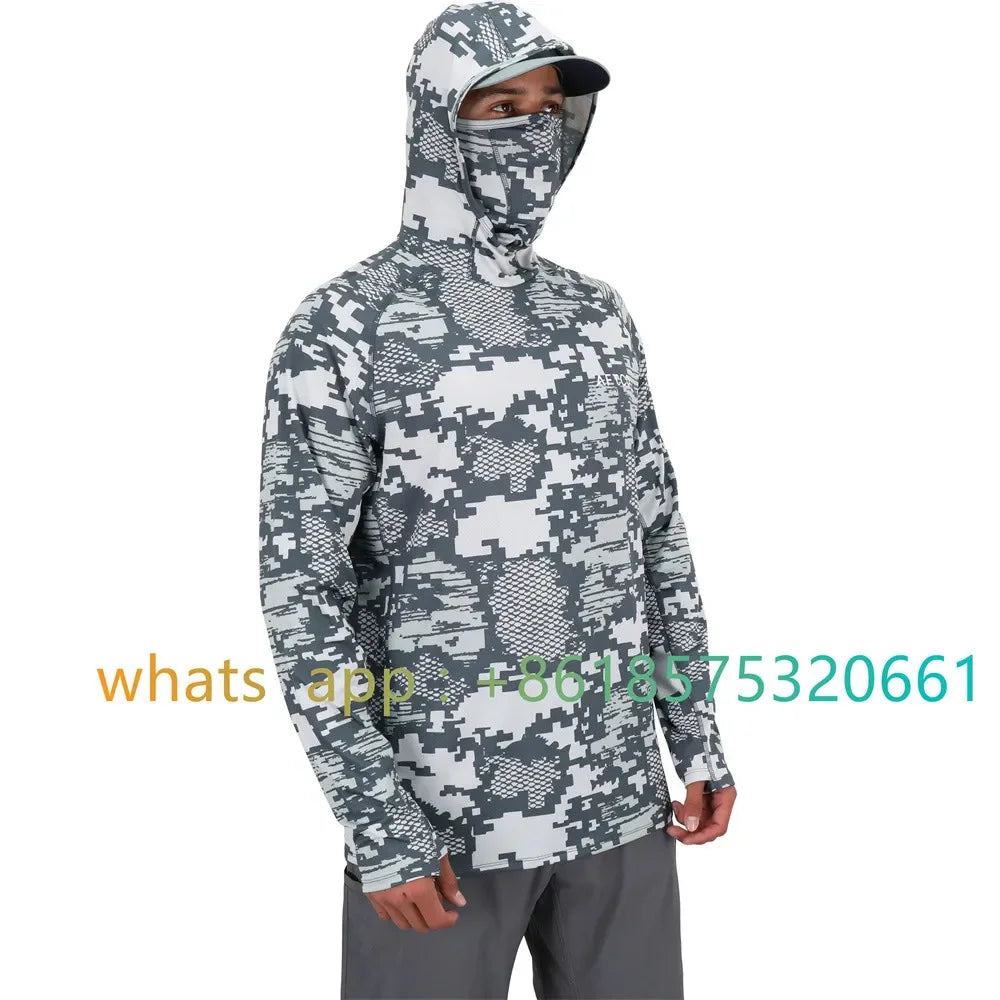 Un hombre vistiendo una camisa de manga larga gris de camuflaje con capucha, al aire libre.