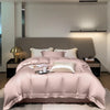 Luxuriöses rosa Bambus-Bettwäsche-Set auf einem Bett in einem modernen Schlafzimmer mit neutralen Tönen.