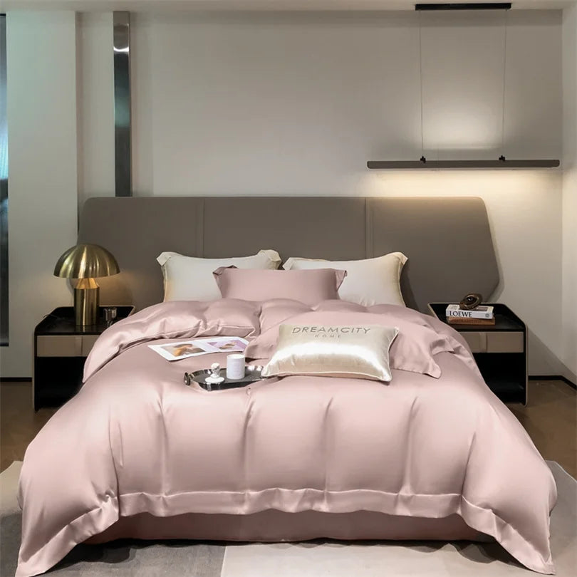 Luxuriöses rosa Bambus-Bettwäsche-Set auf einem Bett in einem modernen Schlafzimmer mit neutralen Tönen.