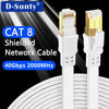 Weißes CAT 8 abgeschirmtes Netzwerkkabel mit RJ45-Steckern vor schwarzem Hintergrund