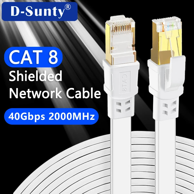 Weißes CAT 8 abgeschirmtes Netzwerkkabel mit RJ45-Steckern vor schwarzem Hintergrund