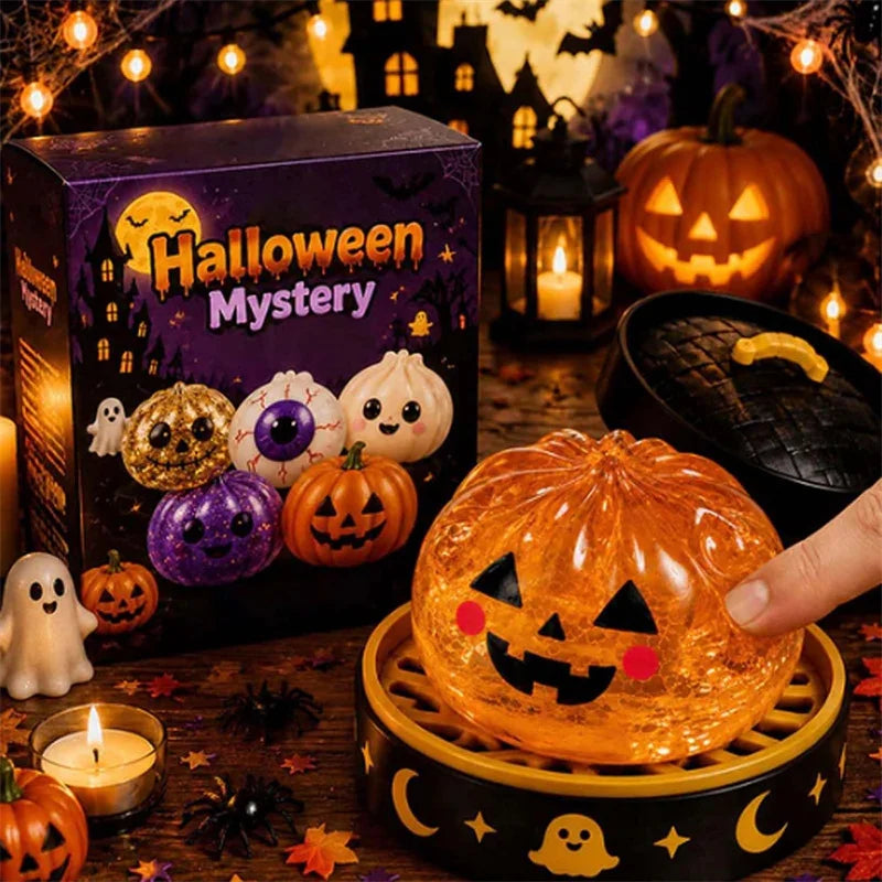 Un juguete antiestrés en forma de calabaza naranja exhibido sobre una superficie de madera rodeado de decoraciones de Hallowe