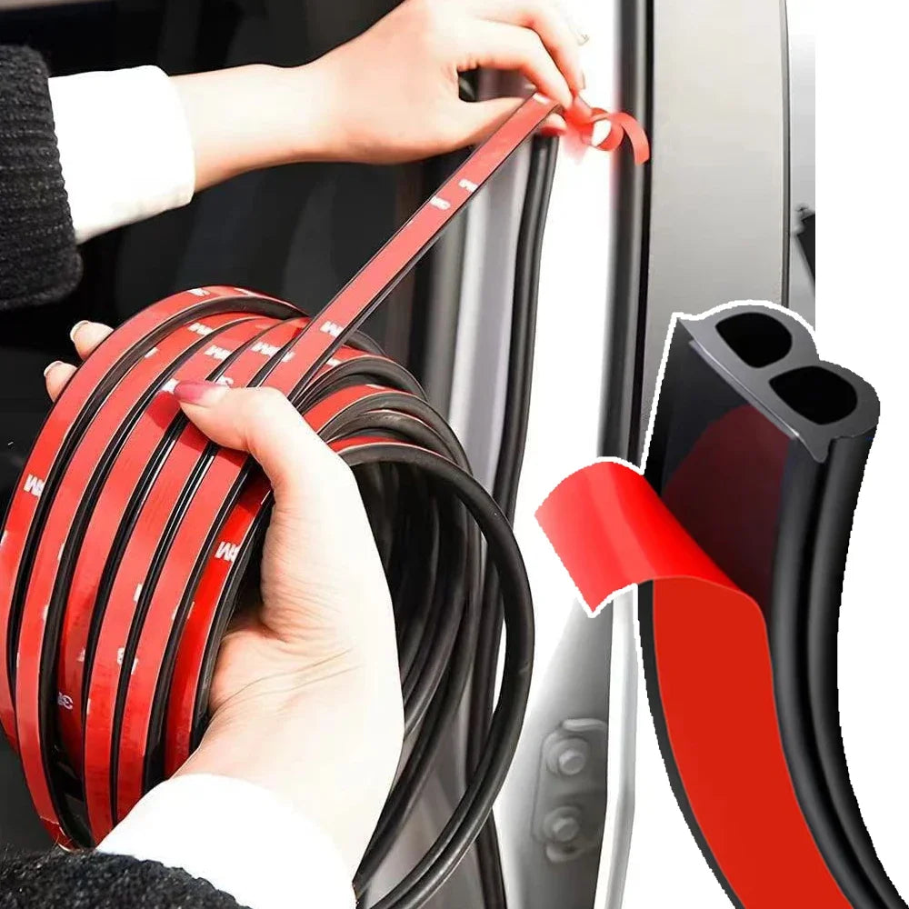 Hände installieren schwere rote Gummidichtungsstreifen in den Fensterrahmen eines Autos.
