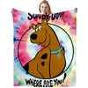 Eine Person hält eine Scooby-Doo Cartoon-Flanell-Decke hoch, auf der die Figur zum Betrachter blickt.