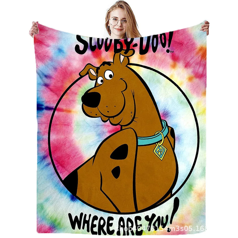 Eine Person hält eine Scooby-Doo Cartoon-Flanell-Decke hoch, auf der die Figur zum Betrachter blickt.