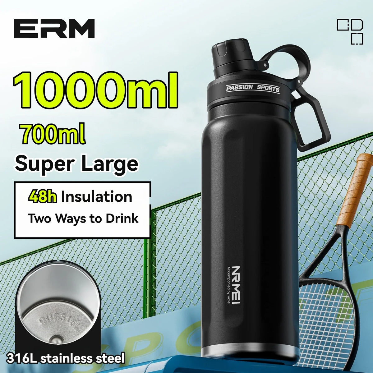 Botella de agua de acero inoxidable aislada, negra, con asa y un accesorio deportivo en el fondo.