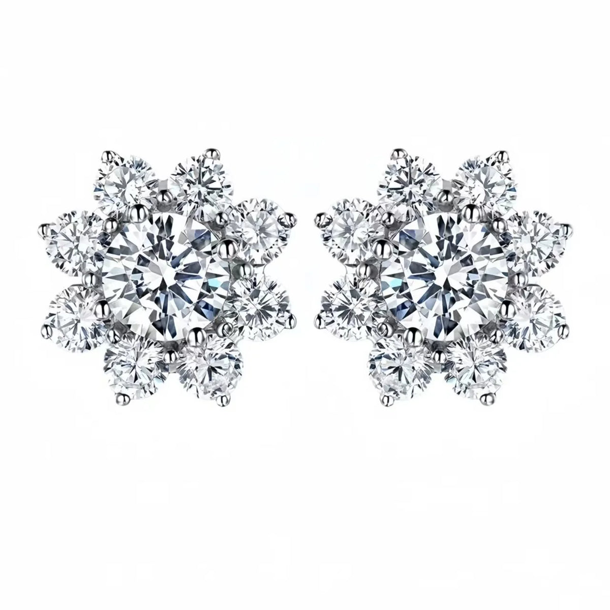 Un par de brillantes y transparentes pendientes de flor de moissanita, engarzados en plata de ley 925.